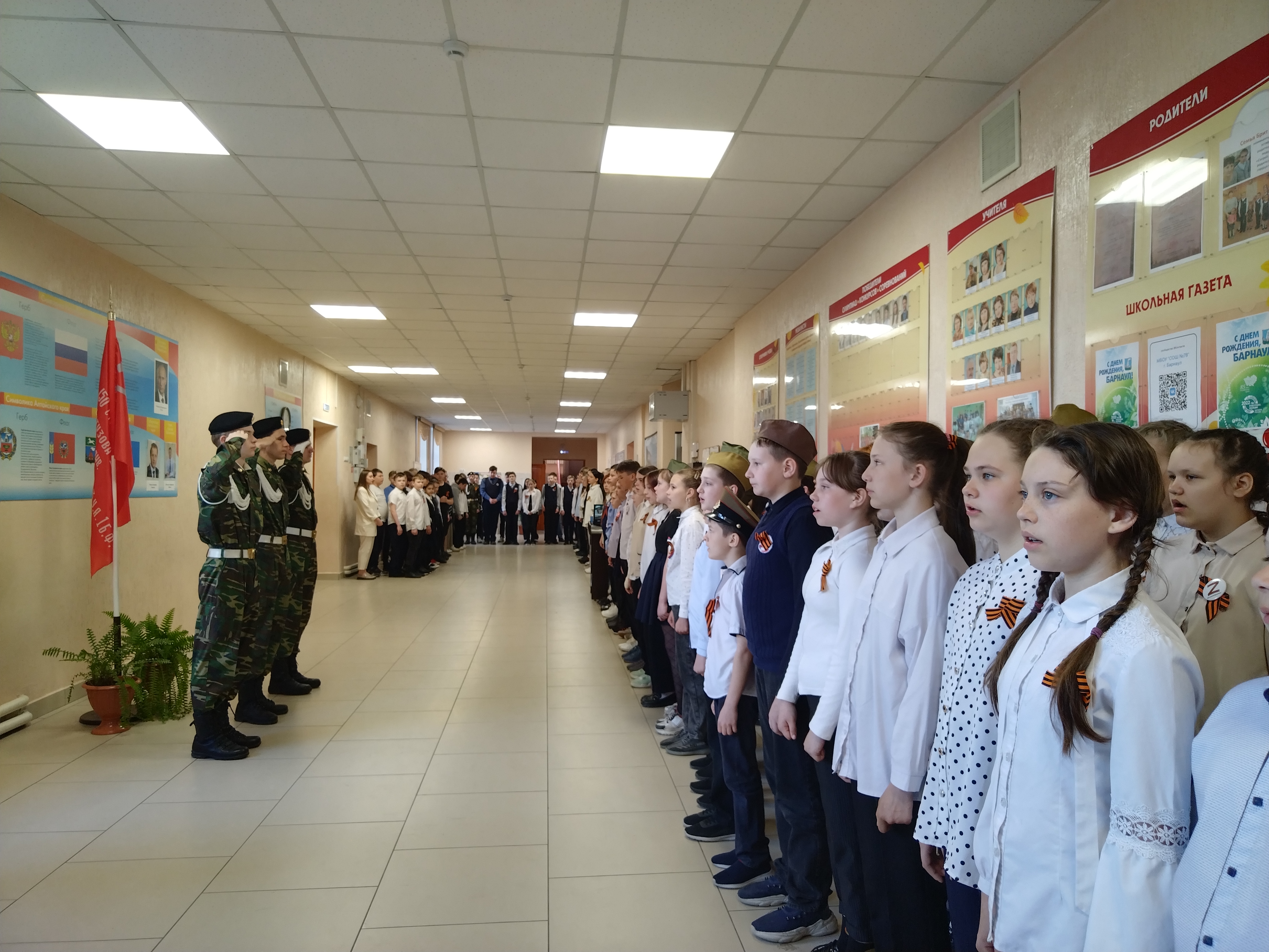 Накануне 9 мая в школе №78 была торжественно установлена копия Знамени Победы..